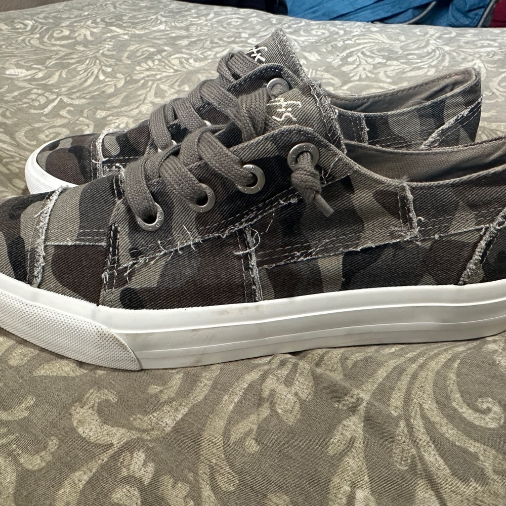 Women’s BLOWFISH Slip Ons Size 8